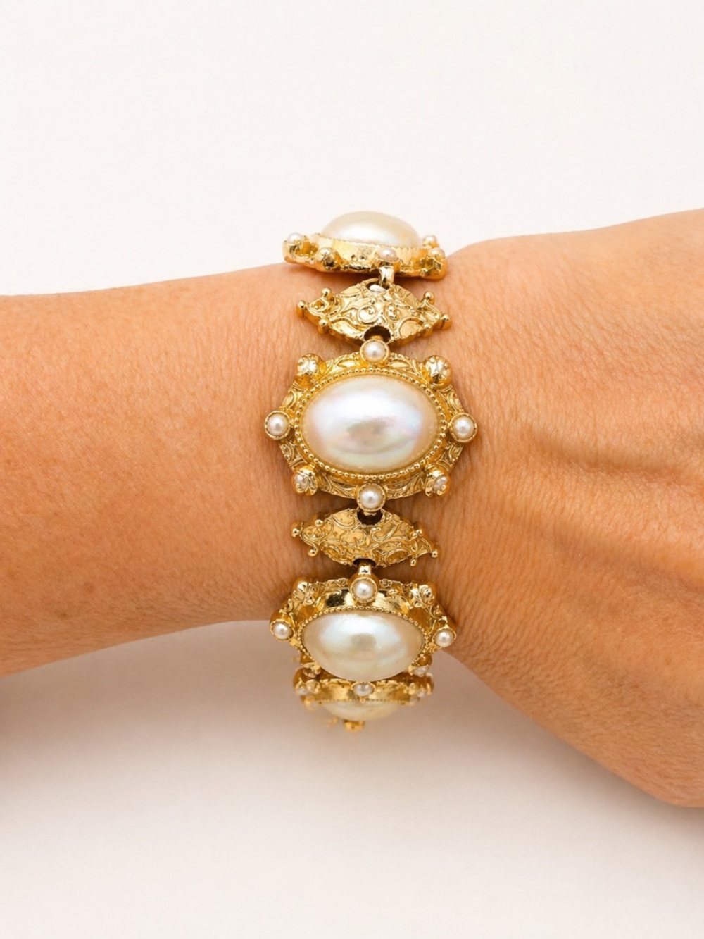 Vintage Monet Gold Tone Faux Pearl Bracelet Signed Statement 7-10” Adjustable